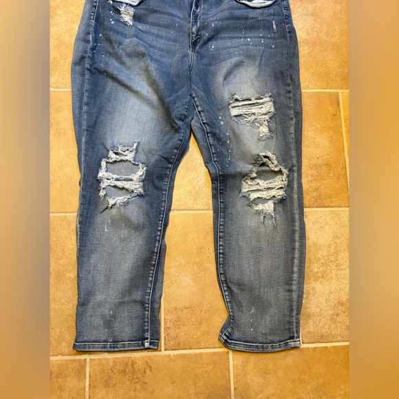 24W Judy Blue Boyfriend fit distressed medium wash jeans - Picture 3 of 5